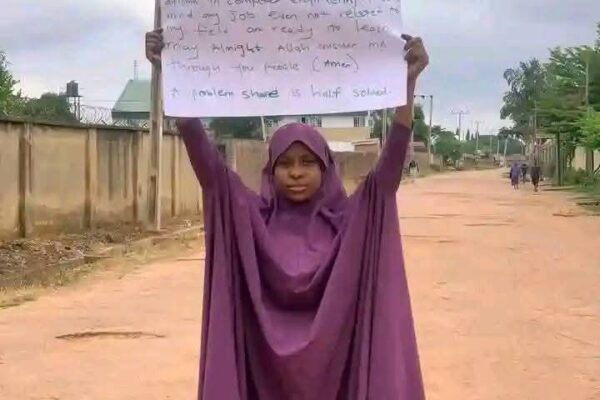 Wata budurwa ta fito kan titi dauke da allo inda take shaidawa Gwamnan Kano Abba Kabir Yusuf cewa ta gama karatu amma ba aiki.